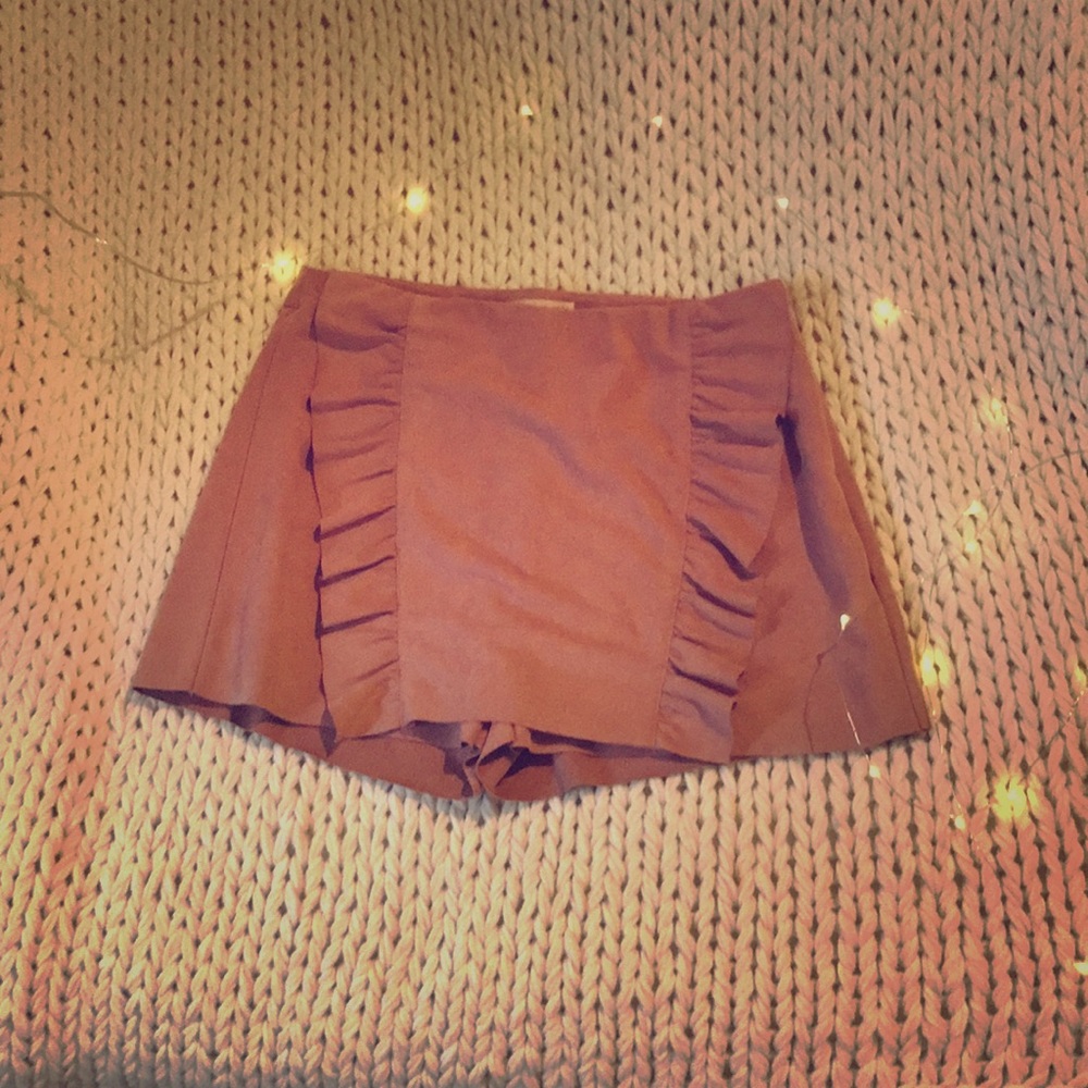 A casual skirt with a cute Ruffle design